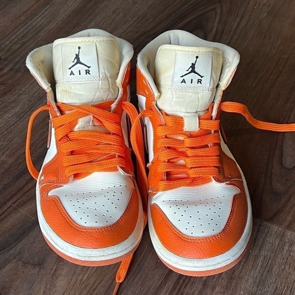 Air Jordan 1 Mid SE. - Picture 2 of 13